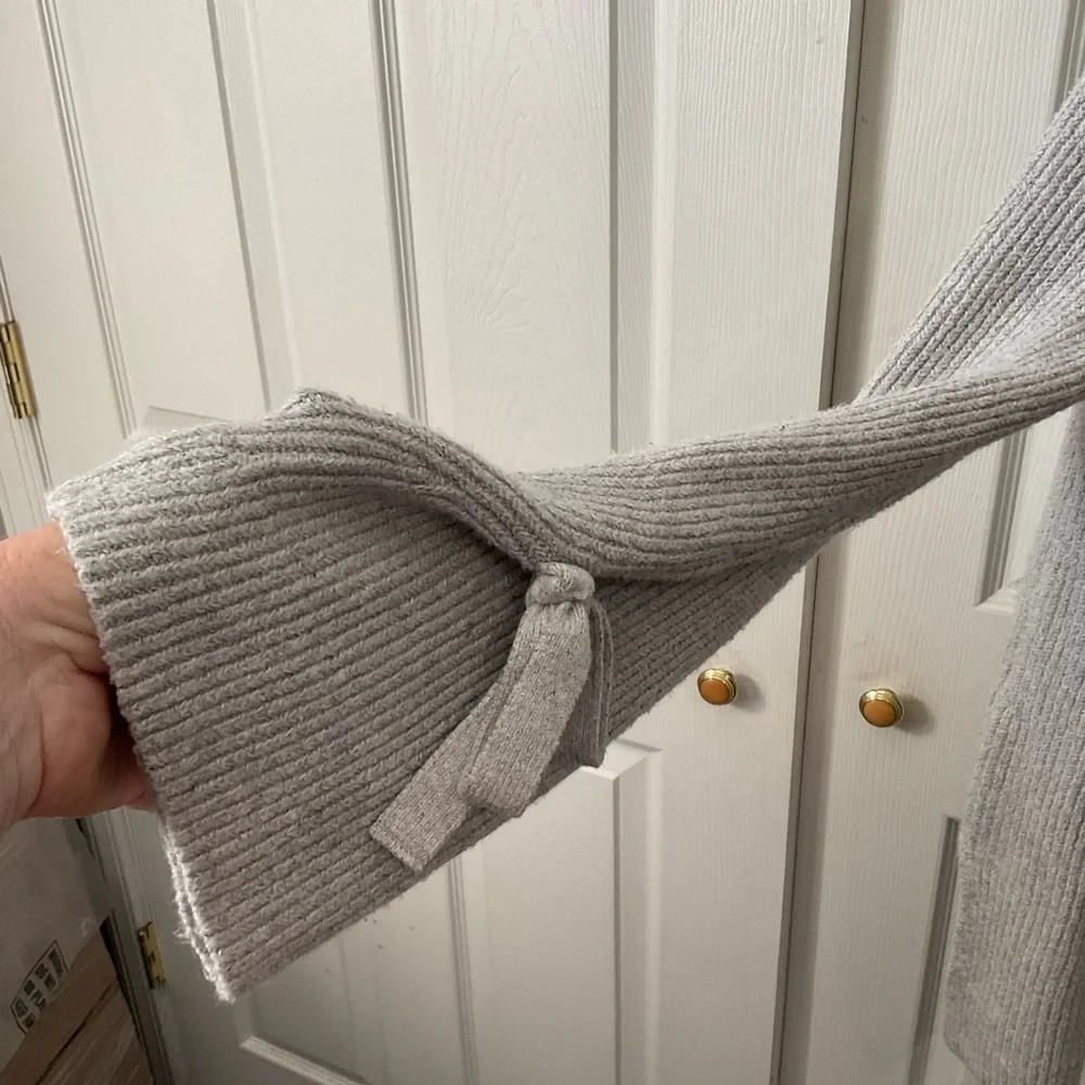 Aerie gray sweater. Long sleeve. Vneck. Size M.